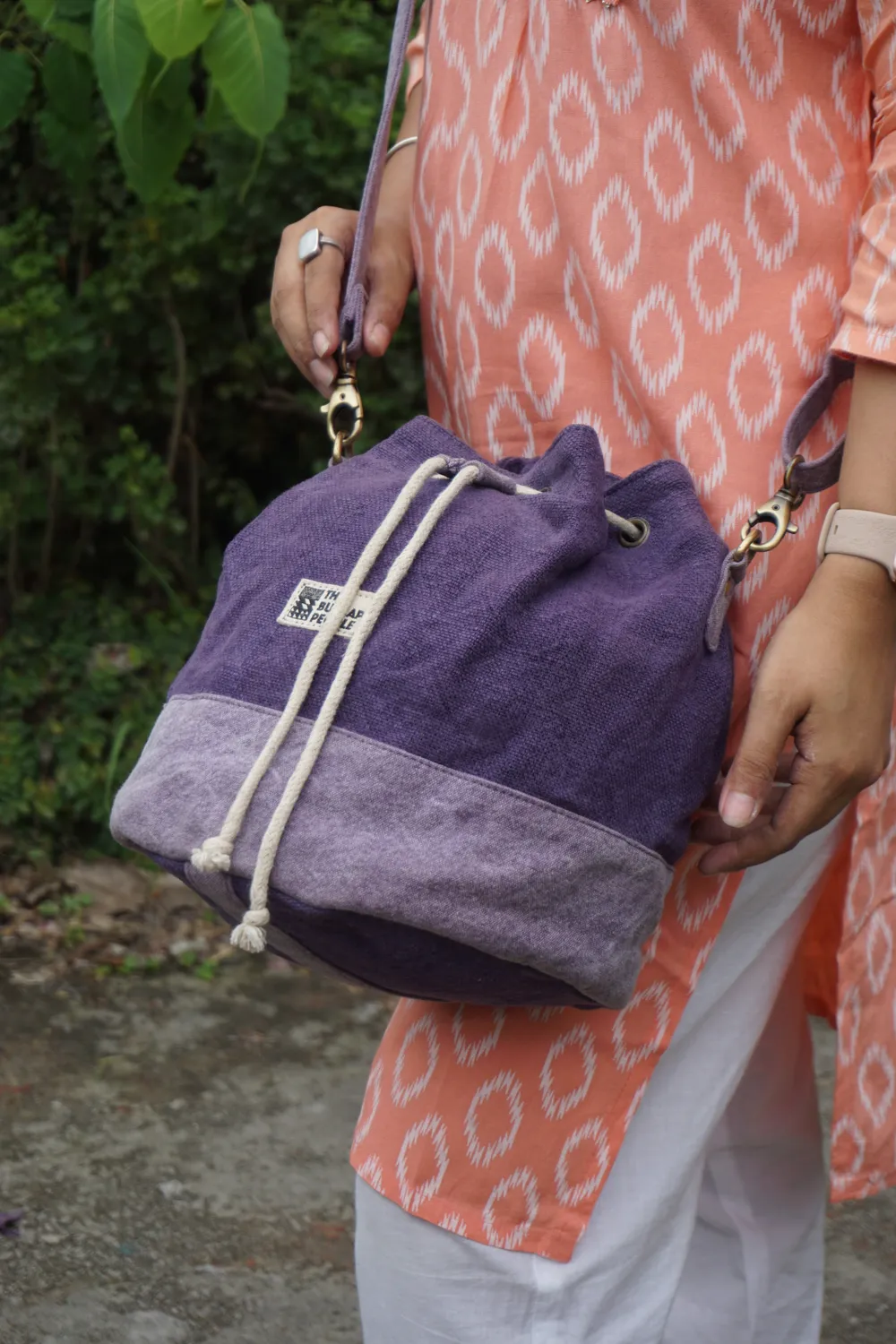 The Burlap People Bucket Sling skulderveske lavendel