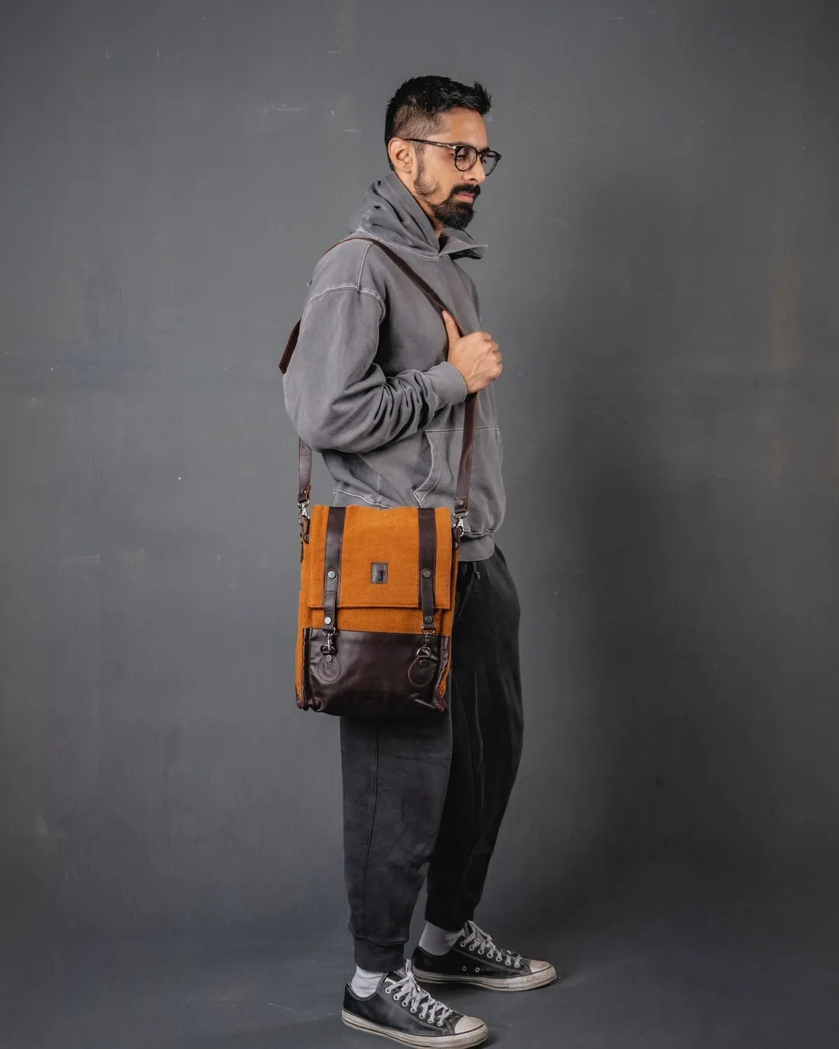 The Burlap People Hilltop sekk tan sling og ryggsekk