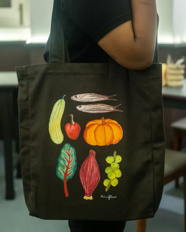 The Burlap People Haat er Jhuli totebag svart trykk