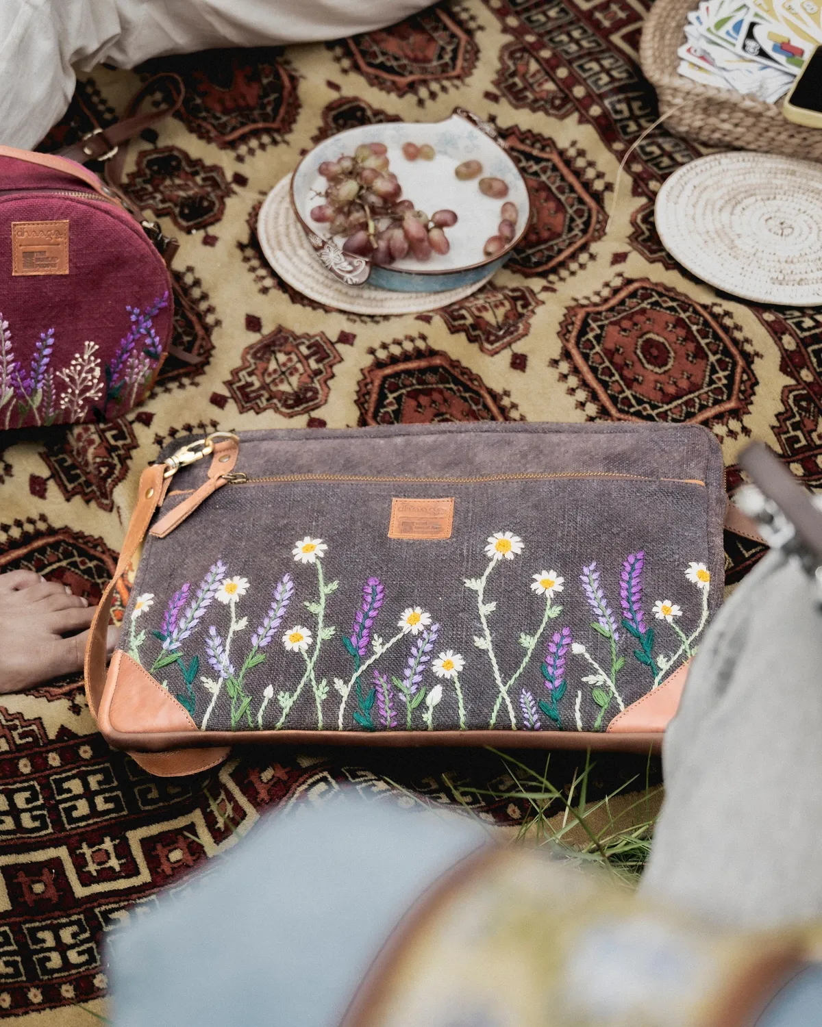 The Burlap People Dhaaga pc-veske mørkerød brodert