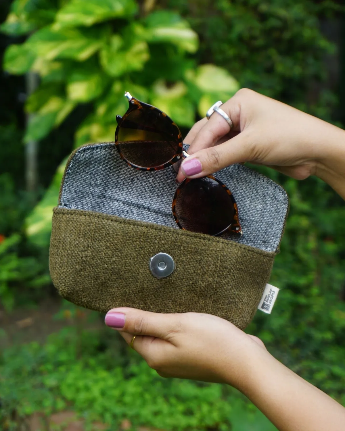 The Burlap People Sunglass Pouch solbrilleetui brun jute