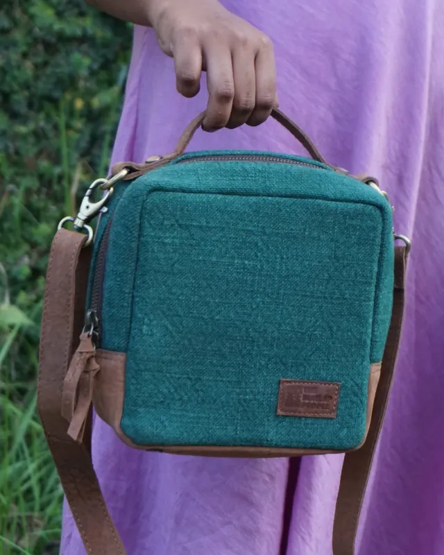 The Burlap People Box Sling skulderveske flaskegrønn jute