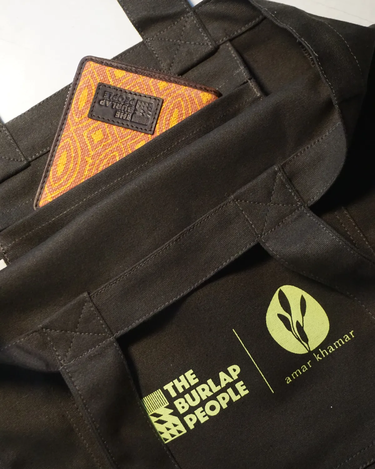 The Burlap People Haat er Jhuli totebag svart trykk