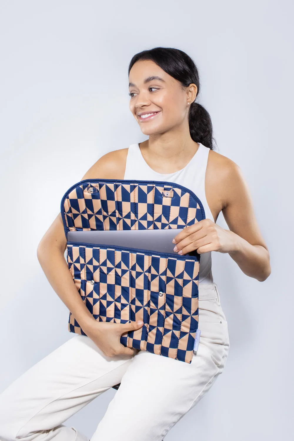 Kind Bag 16" laptopsleeve navy coffee polstret