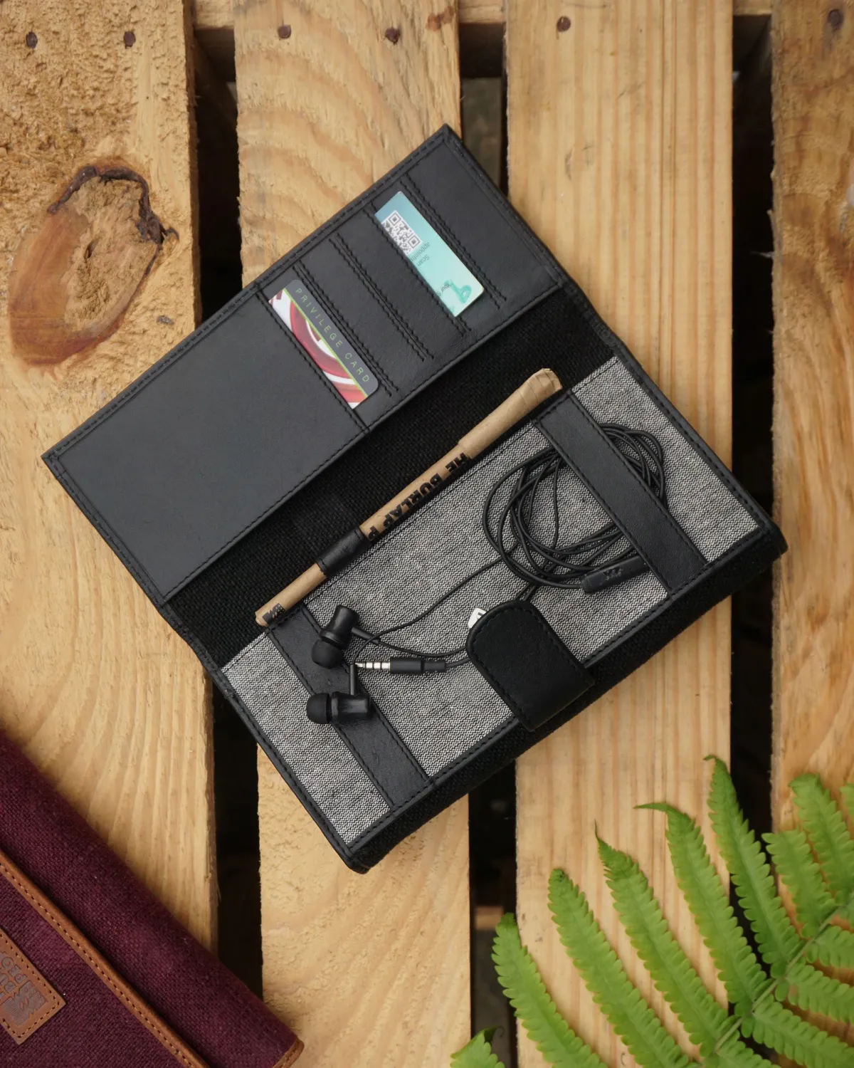 The Burlap People Travel Wallet reiselommebok svart med glidelås