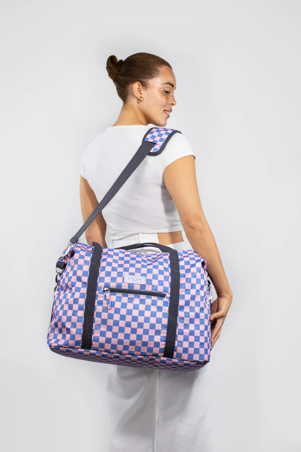 Kind Bag Weekender Checkerboard Blue Pink weekendbag resirkulert