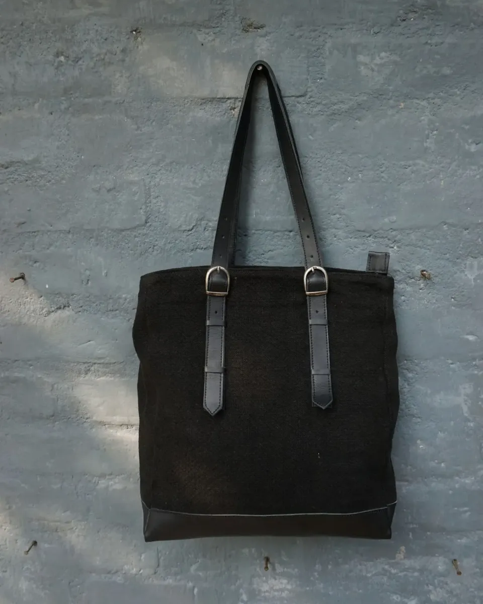 The Burlap People Mini Bass Tote totebag svart skinnbunn