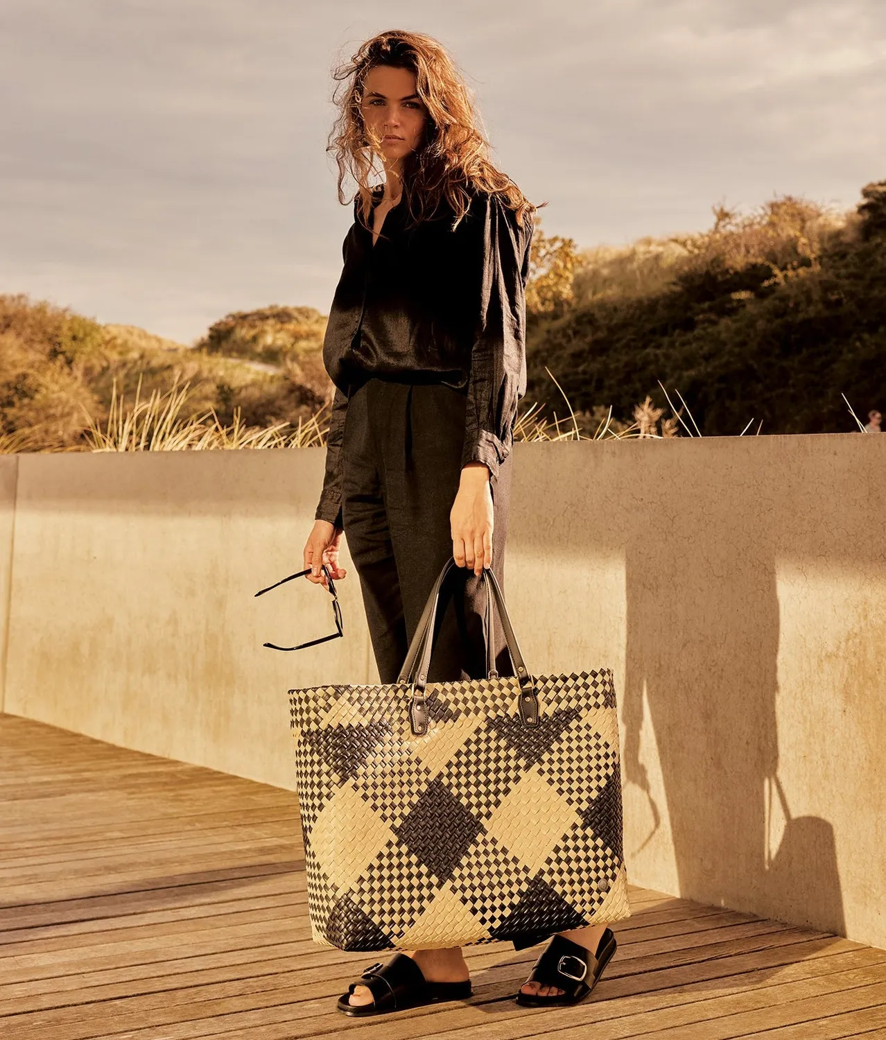 Handed By Avenue shopper svart XL rutet