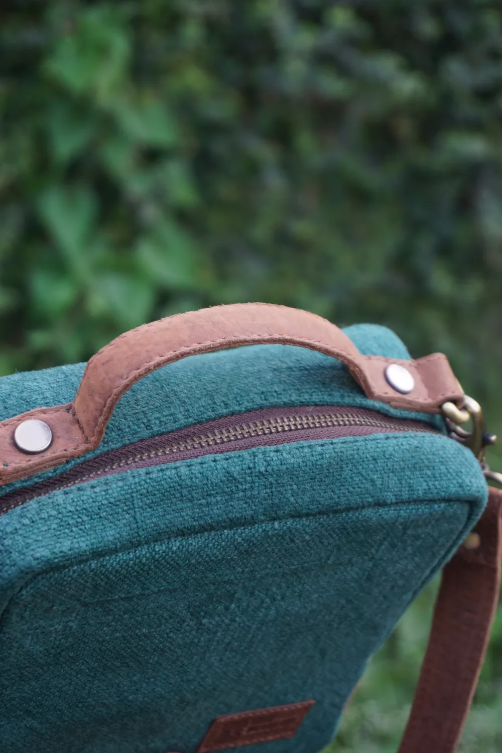 The Burlap People Box Sling skulderveske flaskegrønn jute