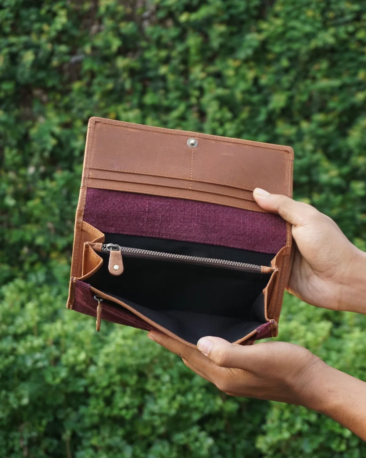 The Burlap People Travel Wallet reiselommebok svart med glidelås