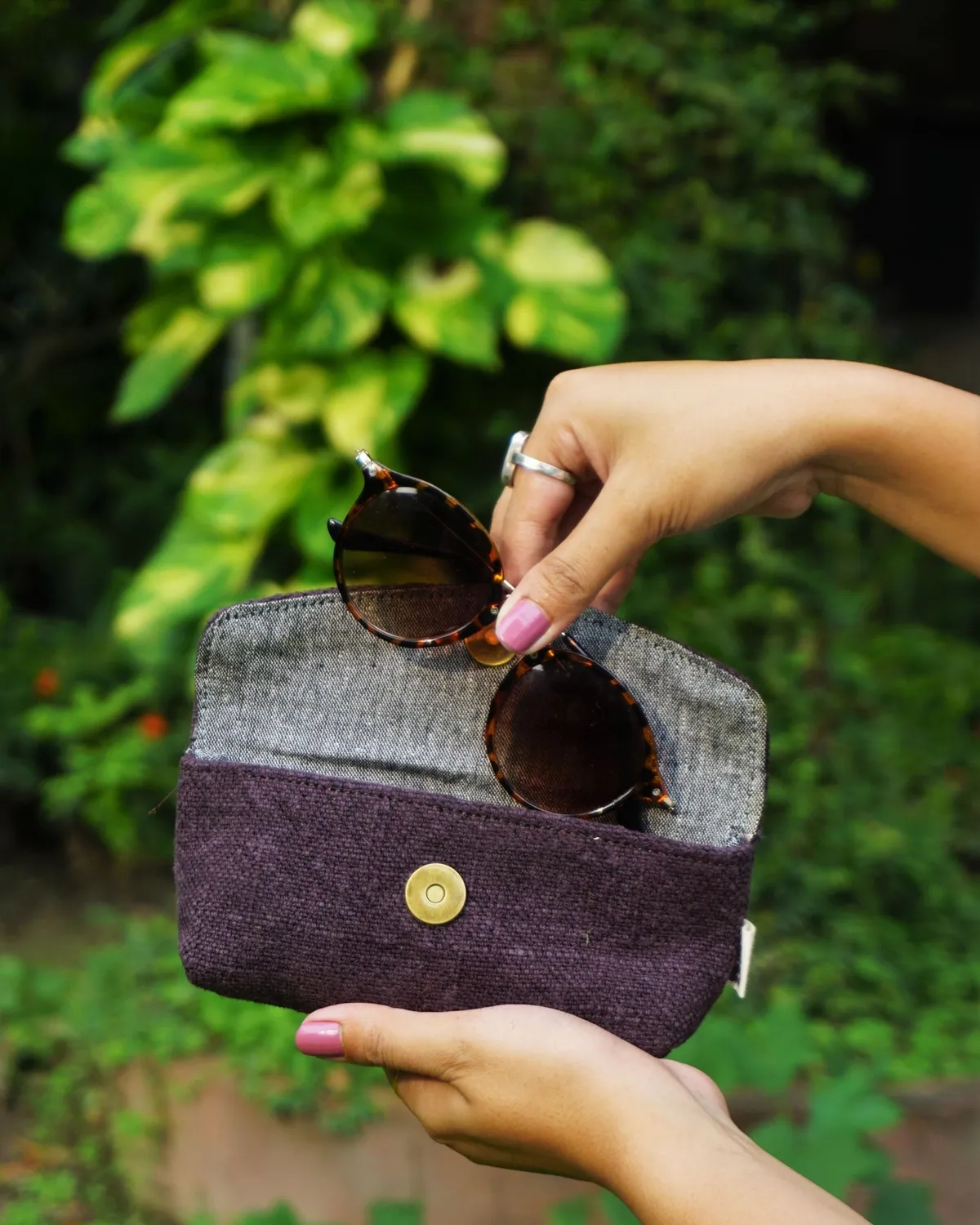 The Burlap People Sunglass Pouch solbrilleetui brun jute