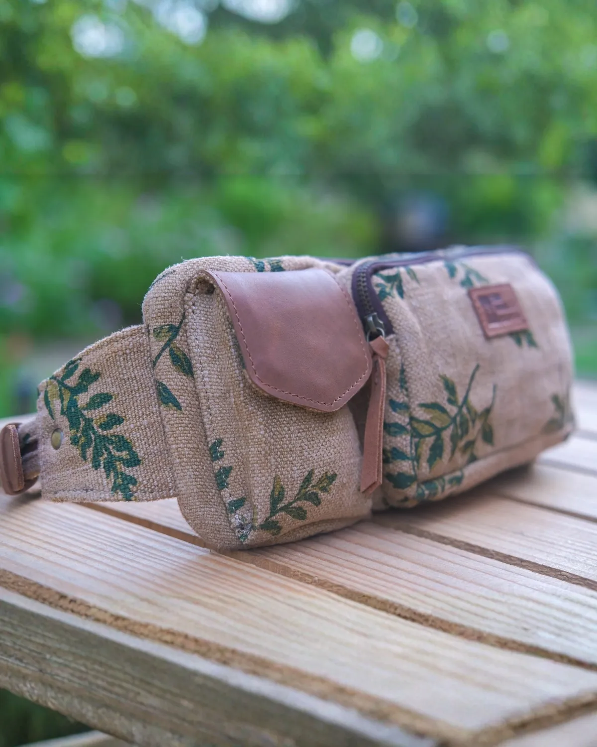 The Burlap People Fanny Pack midjeveske svart jute