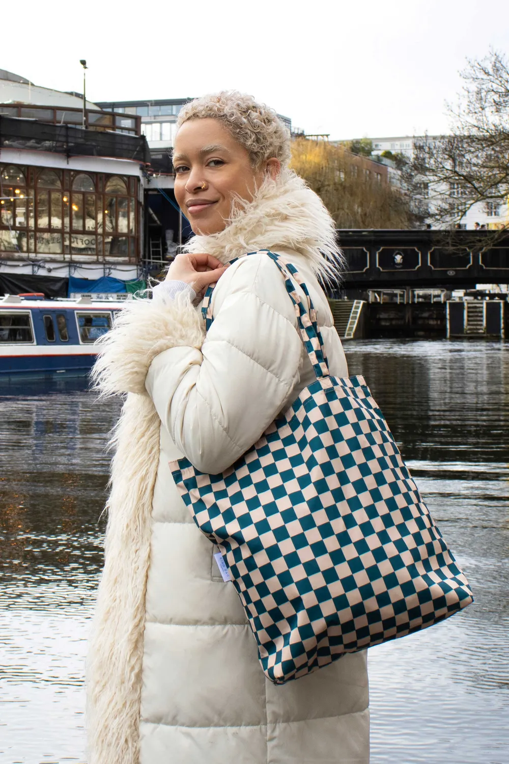 Kind Bag Checkerboard Teal toteveske 16" laptop