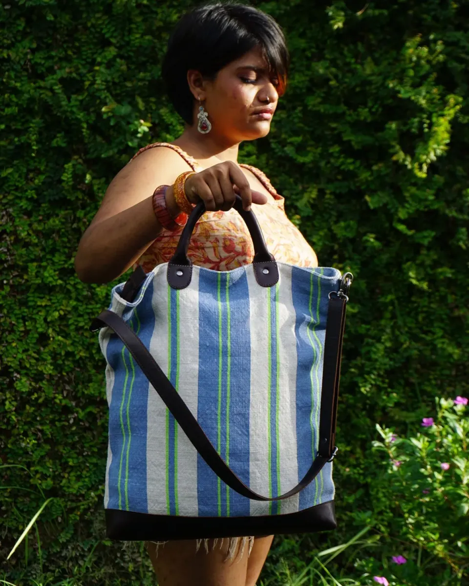 The Burlap People Striped Forager handlenett lyseblå-hvit stripete