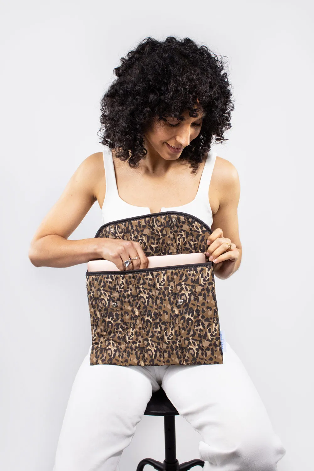 Kind Bag Leopard laptopmappe 13" vattert resirkulert