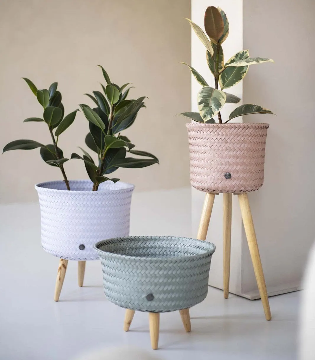 Handed By Up Mid plantekurv på treben resirkulert plast