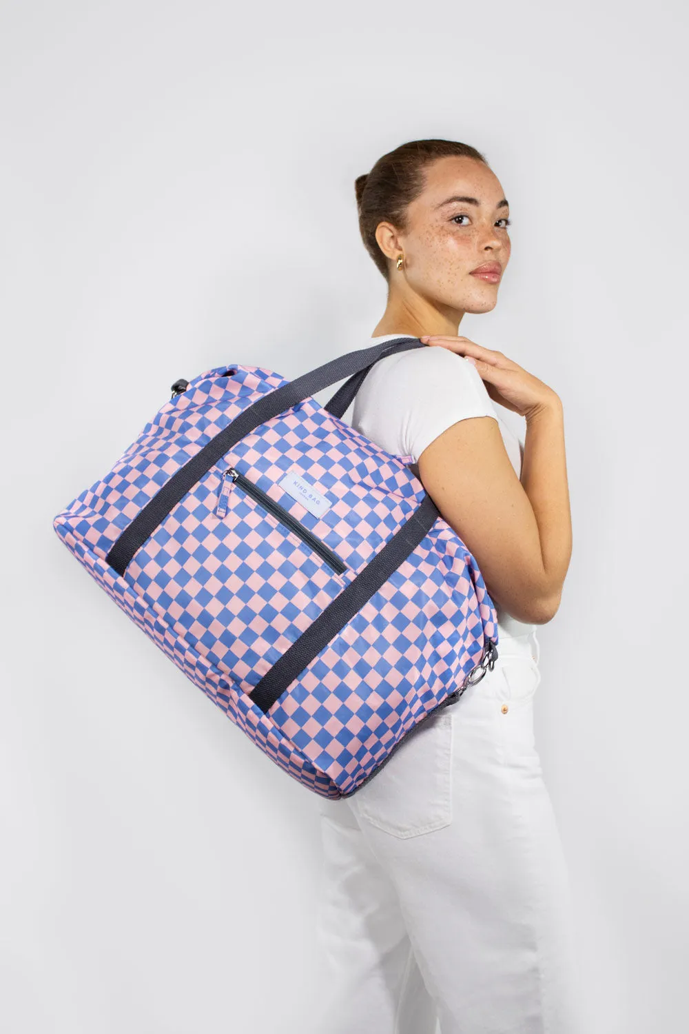 Kind Bag Weekender Checkerboard Blue Pink weekendbag resirkulert