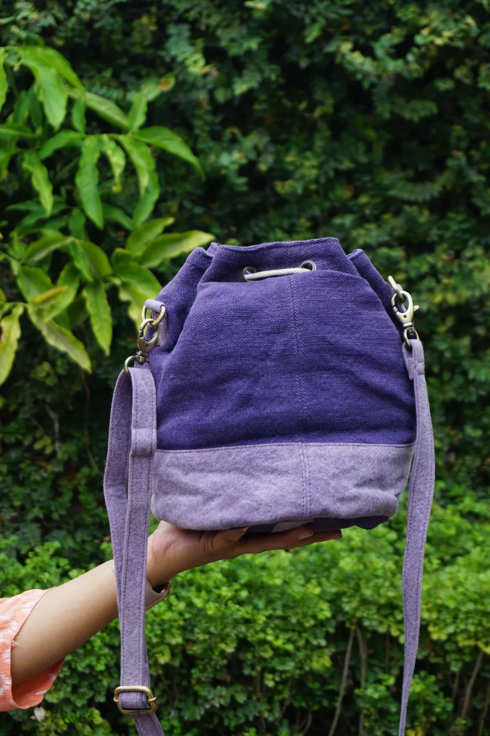 The Burlap People Bucket Sling skulderveske lavendel