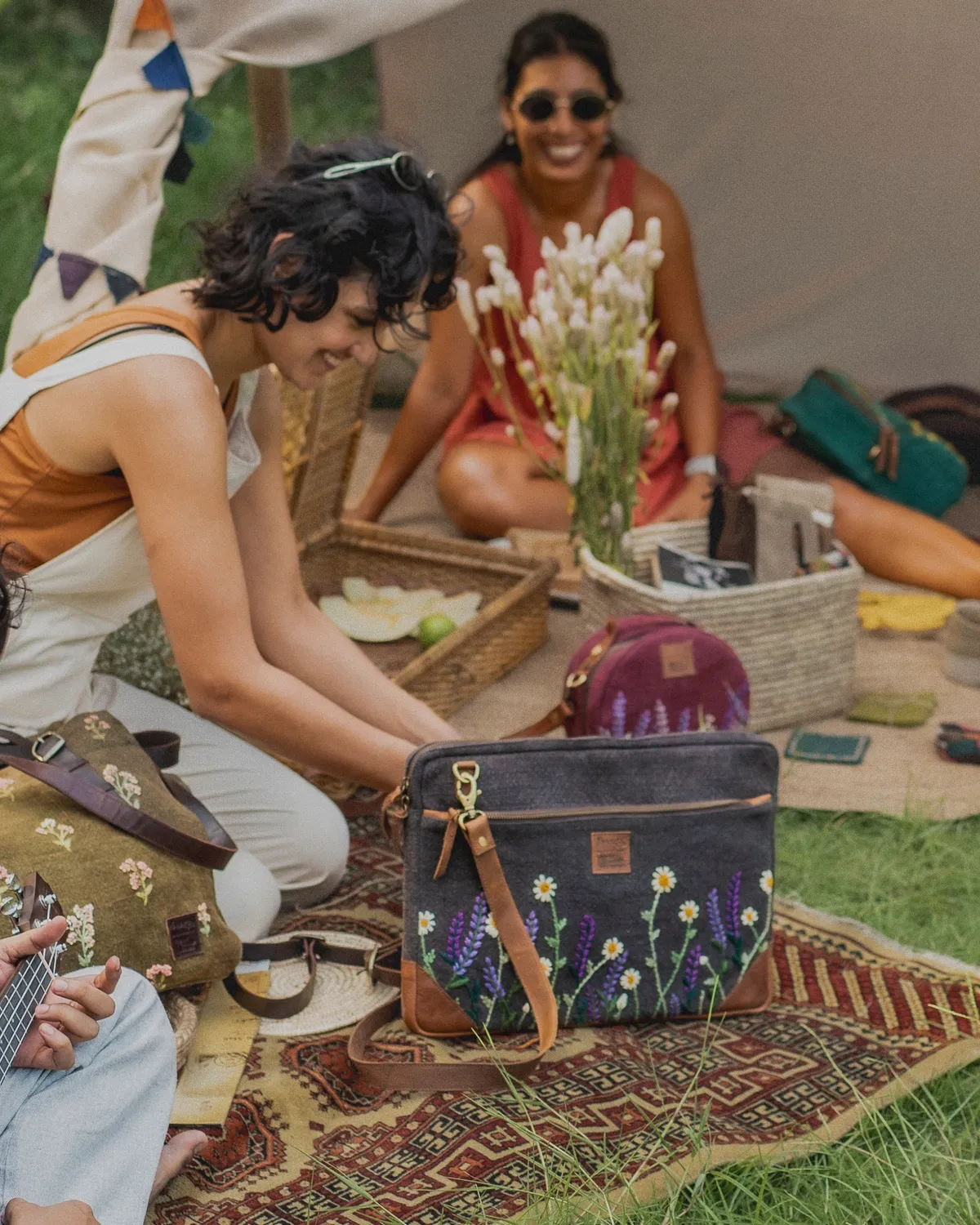 The Burlap People Dhaaga pc-veske mørkerød brodert