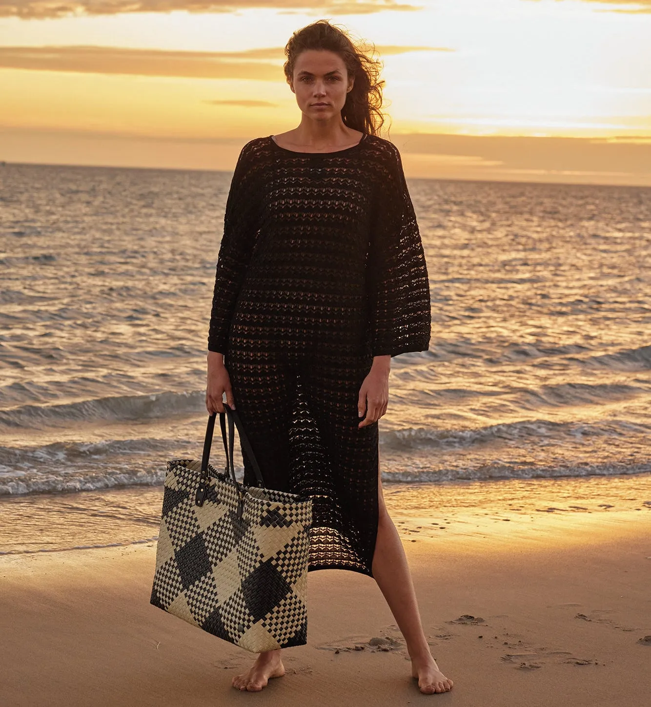 Handed By Avenue shopper svart XL rutet