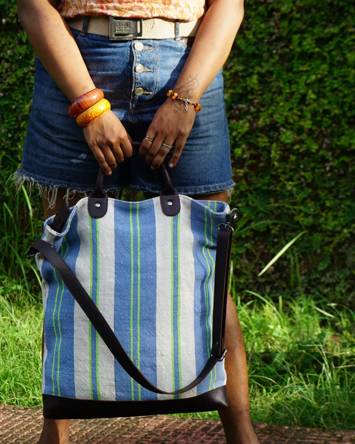 The Burlap People Striped Forager handlenett lyseblå-hvit stripete