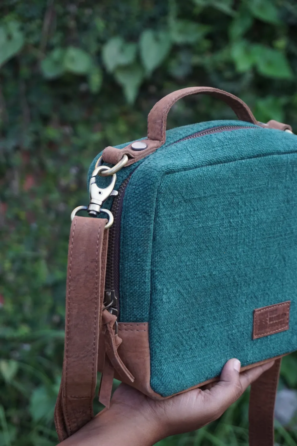 The Burlap People Box Sling skulderveske flaskegrønn jute