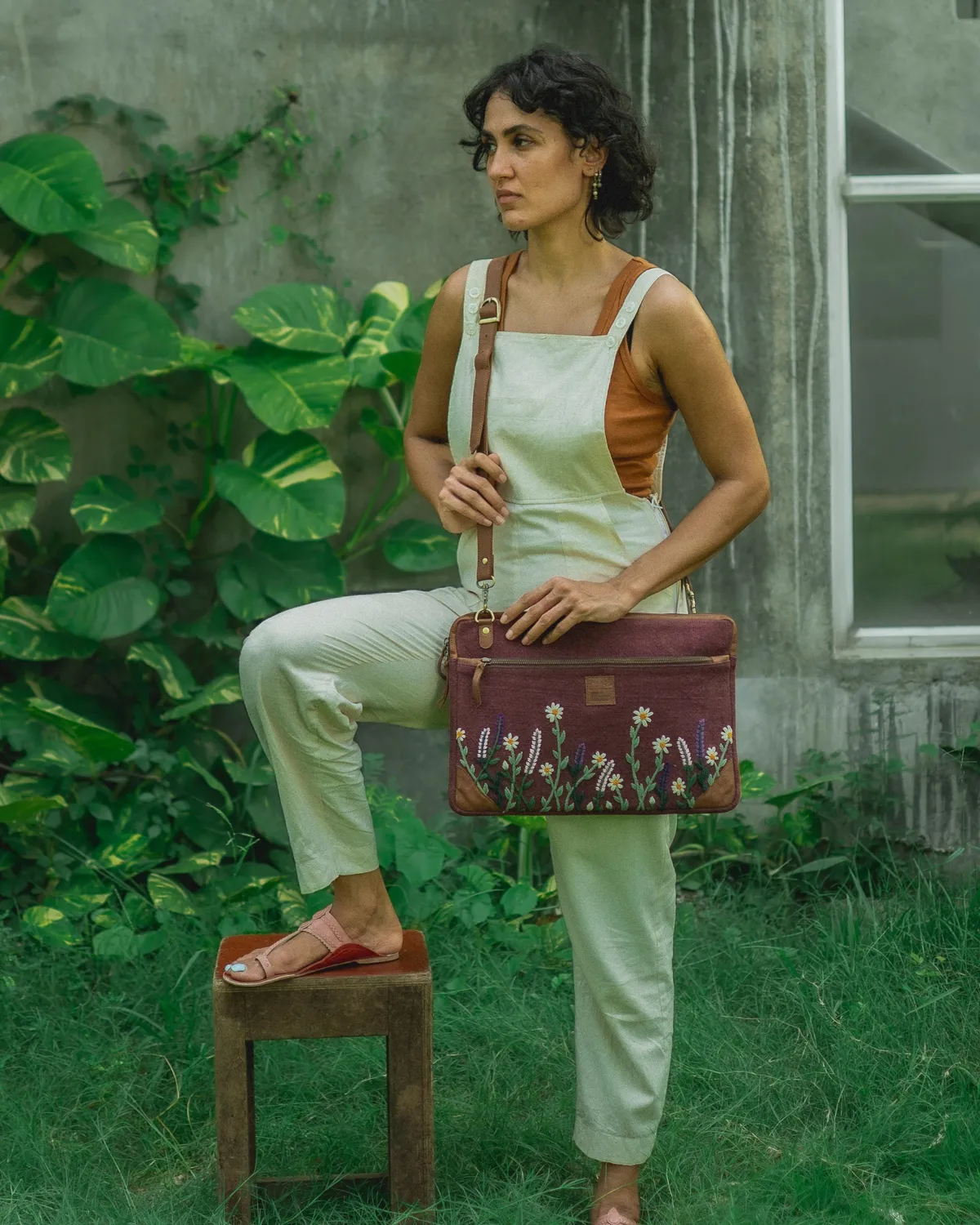 The Burlap People Dhaaga pc-veske mørkerød brodert