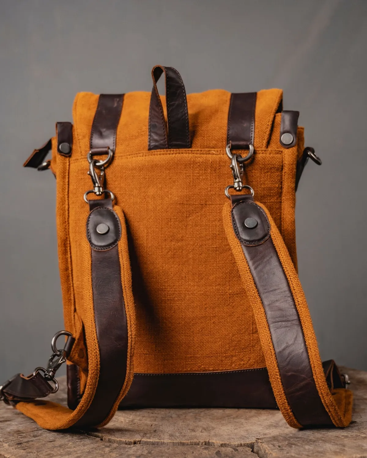 The Burlap People Hilltop sekk tan sling og ryggsekk