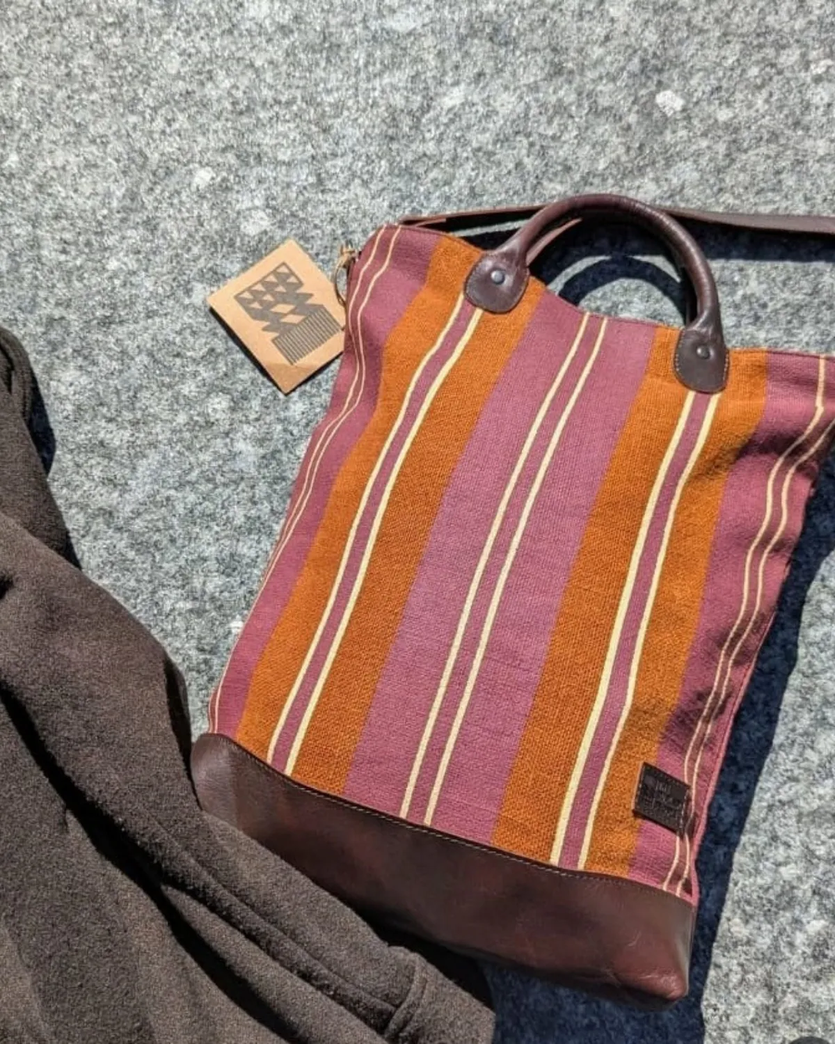 The Burlap People Striped Forager handlenett lyseblå-hvit stripete