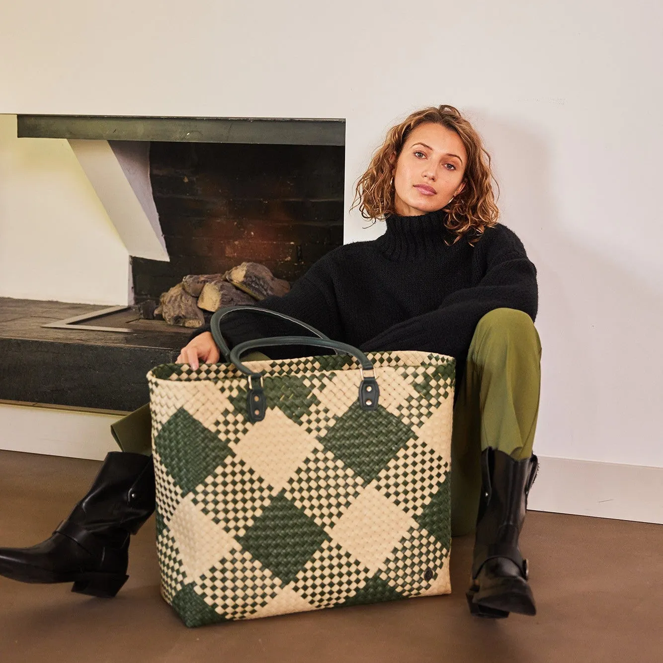 Handed By Avenue shopper svart XL rutet