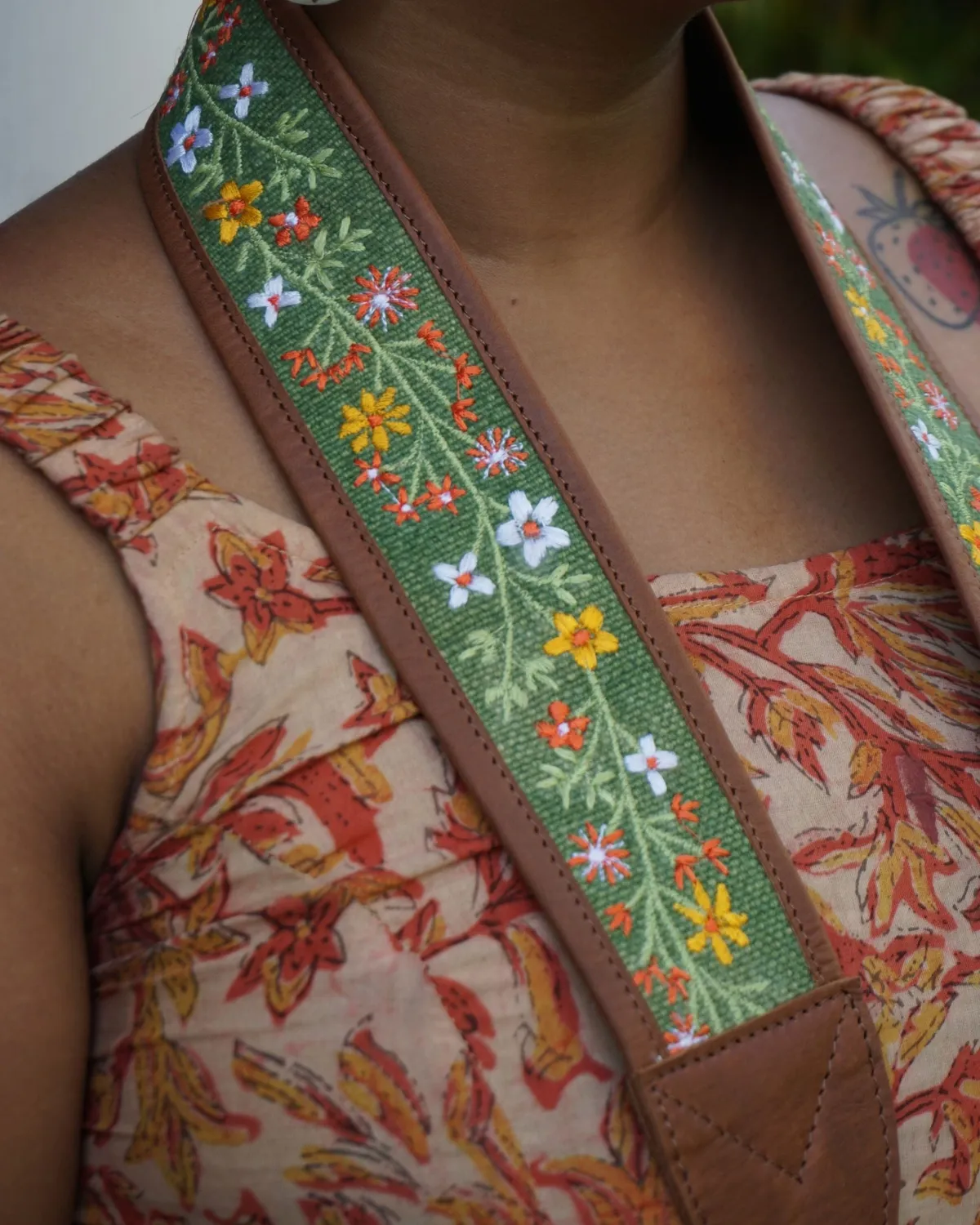 The Burlap People Camera Strap kamerareim grønn brodert