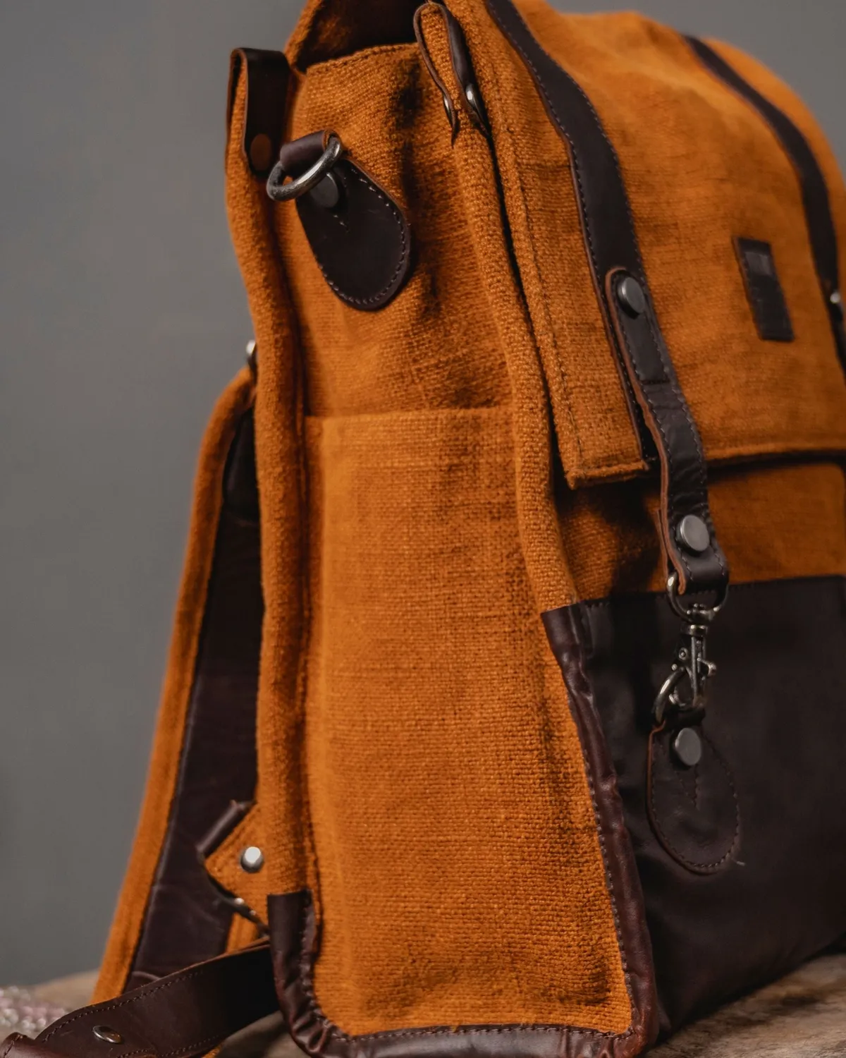 The Burlap People Hilltop sekk tan sling og ryggsekk