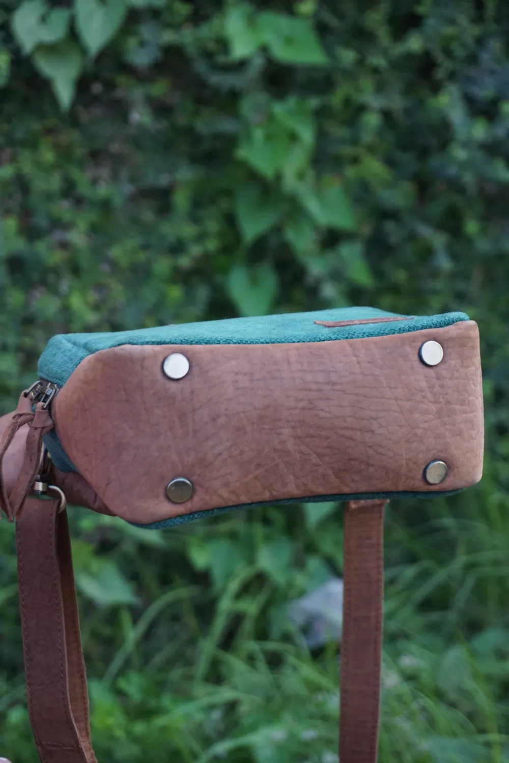 The Burlap People Box Sling skulderveske flaskegrønn jute