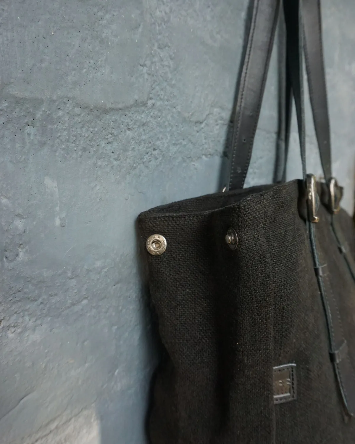 The Burlap People Mini Bass Tote totebag svart skinnbunn