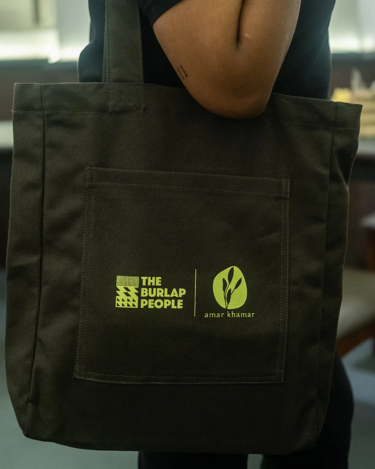 The Burlap People Haat er Jhuli totebag svart trykk