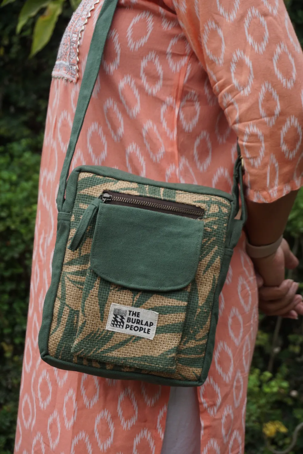 The Burlap People Sling skulderveske Green Leaf trykk