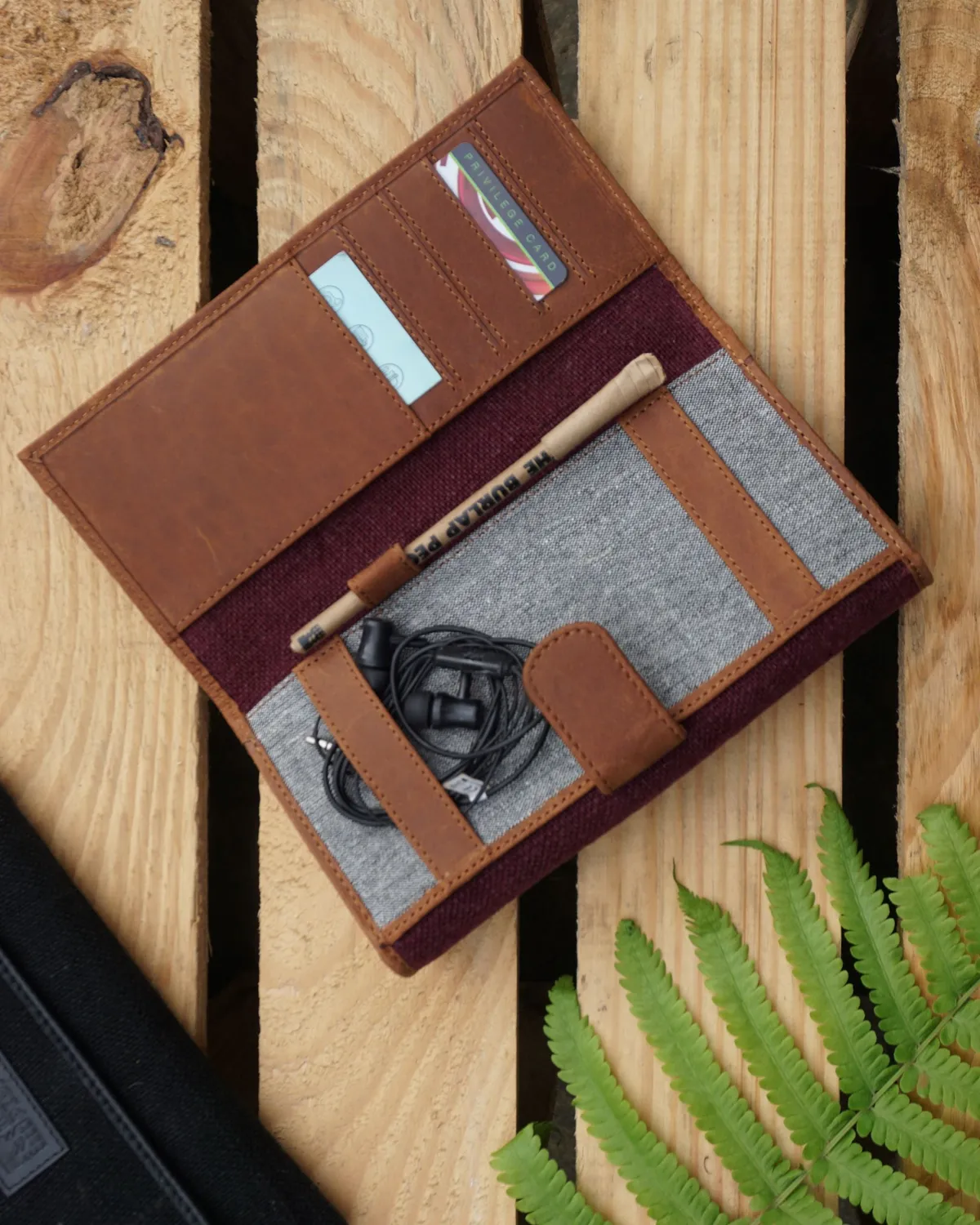 The Burlap People Travel Wallet reiselommebok svart med glidelås