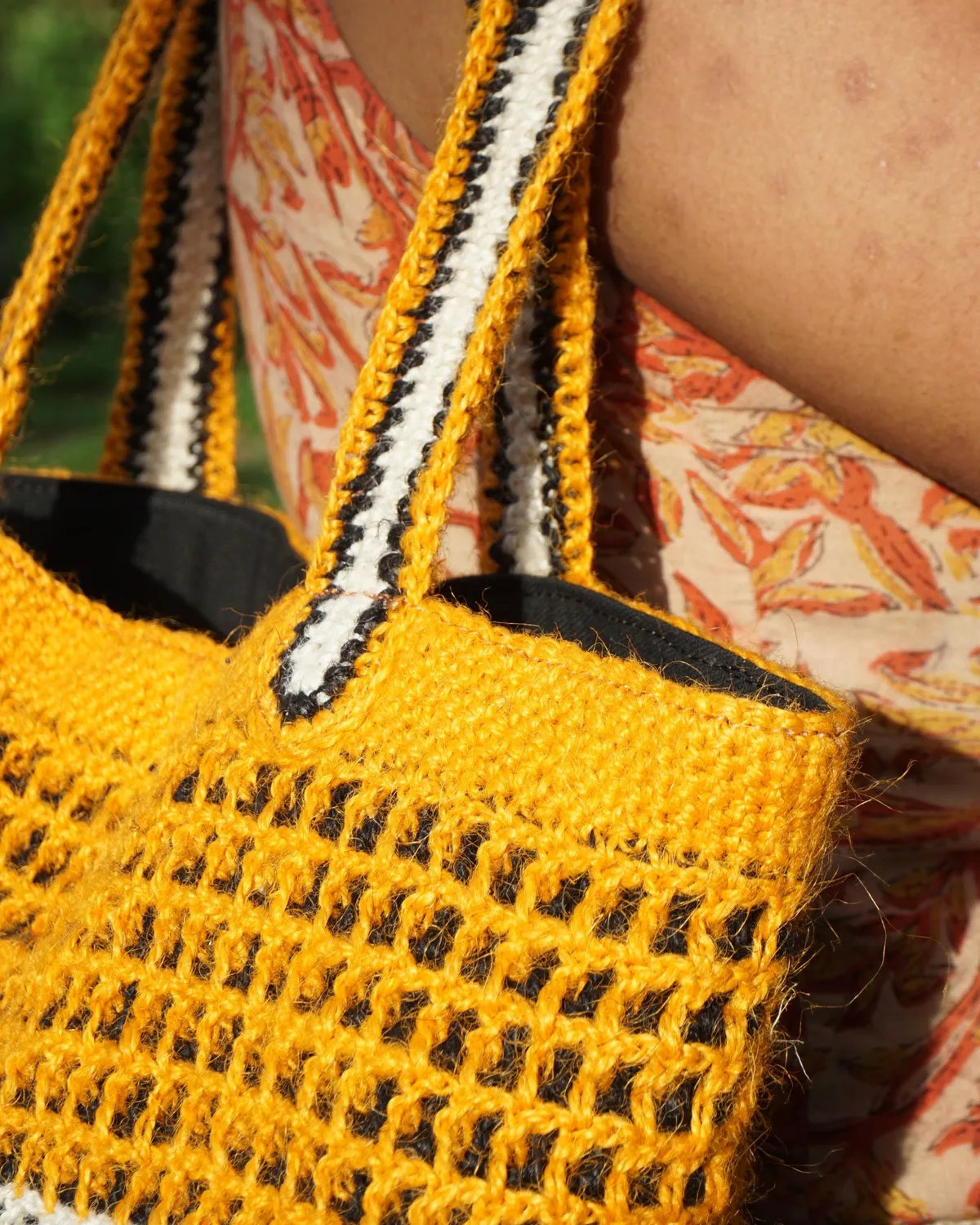 The Burlap People Crochet Tote handlenett gul jute