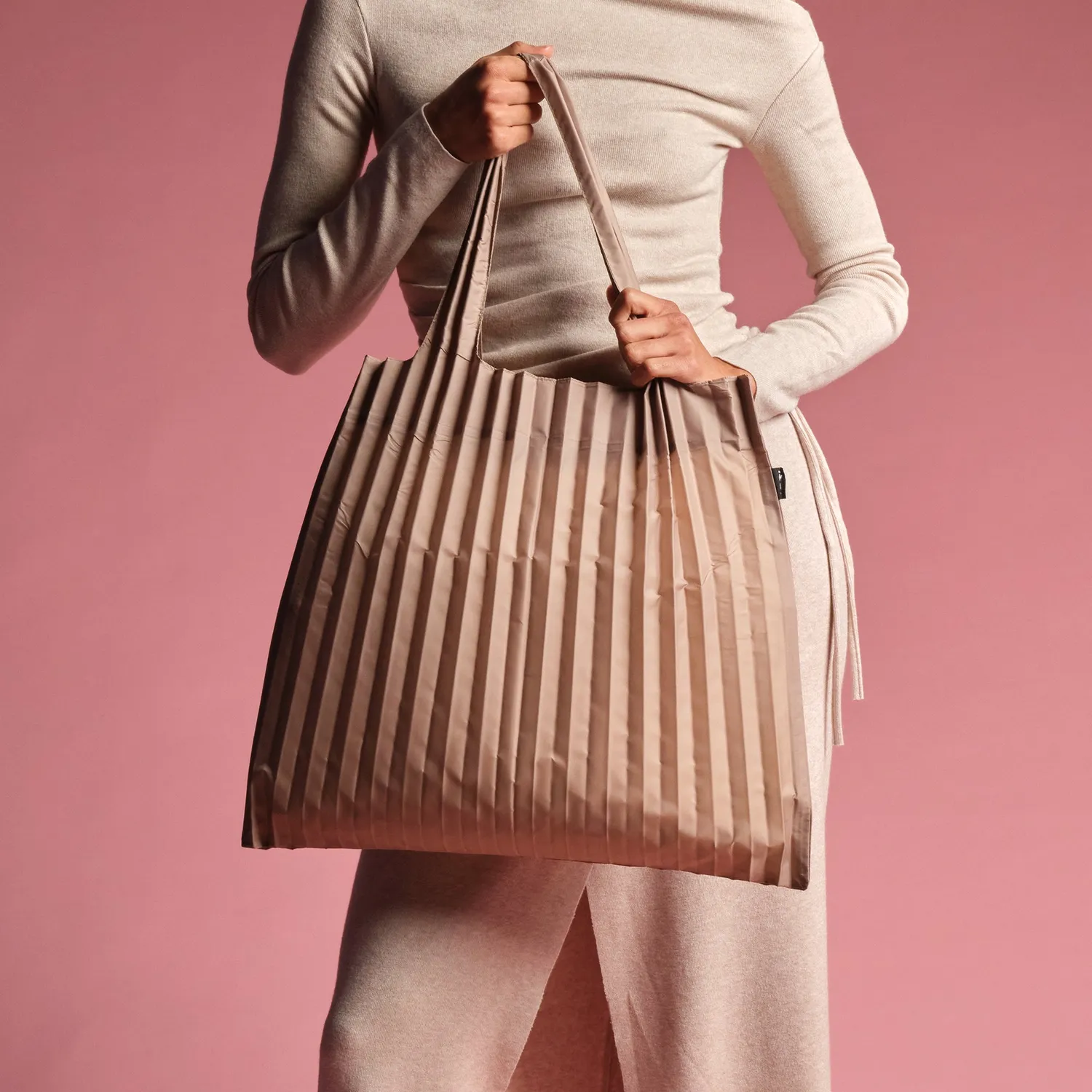 LOQI Pleated Mocha handlenett plissert brun