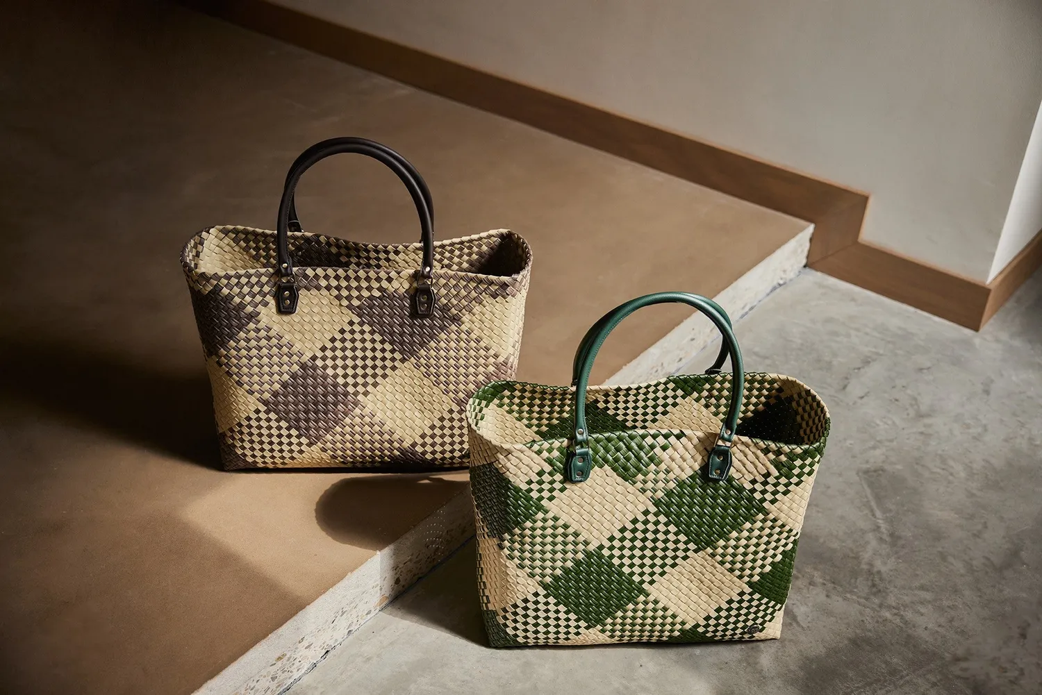 Handed By Avenue shopper svart XL rutet
